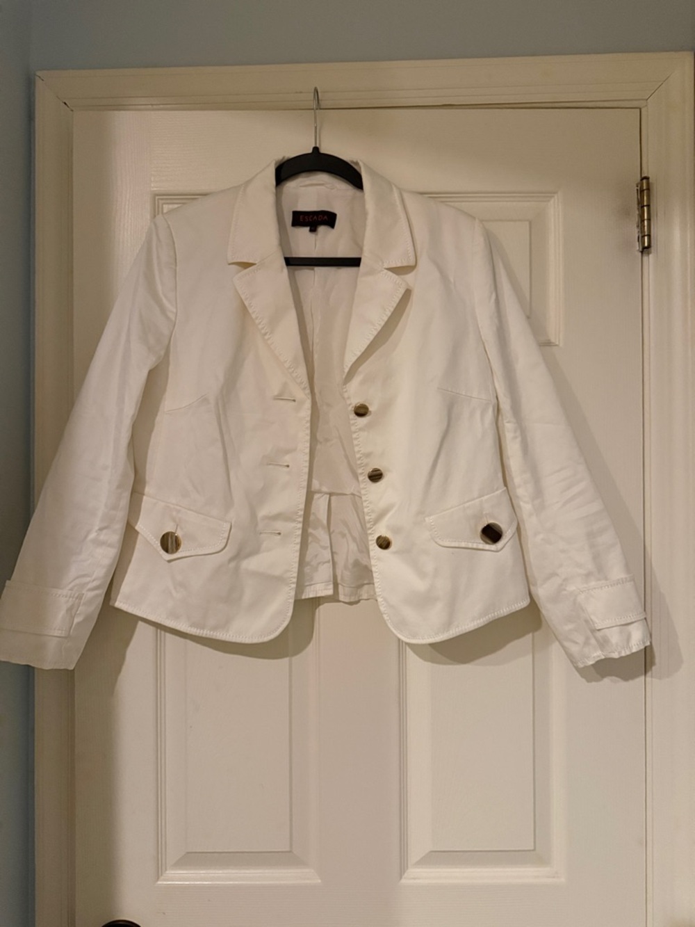 Escada Ivory Single-Breasted Tailored Blazer with Gold Buttons quite luxury rich